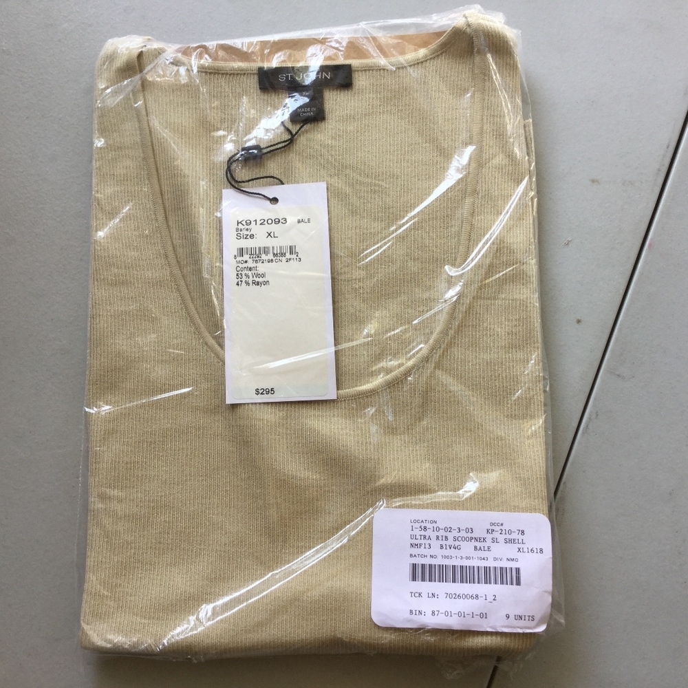 NWT ST. JOHN RIBBED SCOOP NECK SHELL